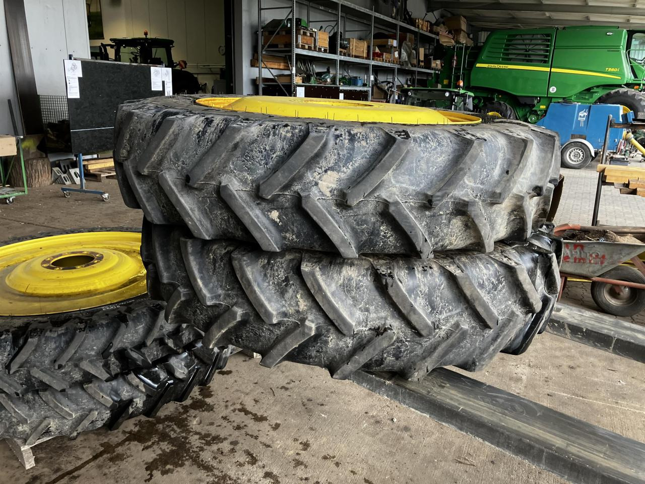 BKT 270/95R32 - Guma za Poljoprivredni strojevi: slika BKT 270/95R32 - Guma za Poljoprivredni strojevi BKT 270/95R32 - Guma za Poljoprivredni strojevi: slika BKT 270/95R32 - Guma za Poljoprivredni strojevi