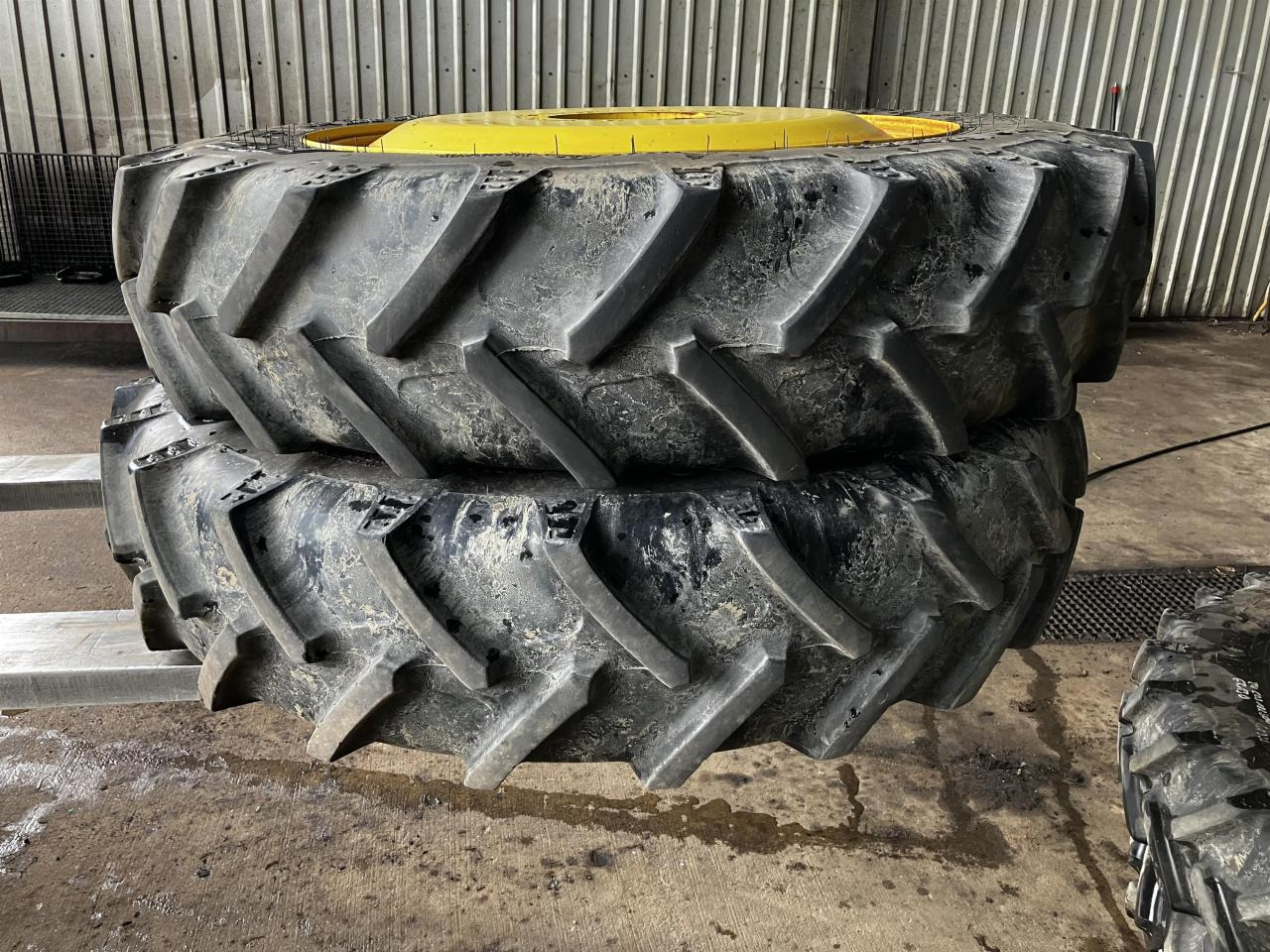 BKT 270/95R32 - Guma za Poljoprivredni strojevi: slika BKT 270/95R32 - Guma za Poljoprivredni strojevi BKT 270/95R32 - Guma za Poljoprivredni strojevi: slika BKT 270/95R32 - Guma za Poljoprivredni strojevi