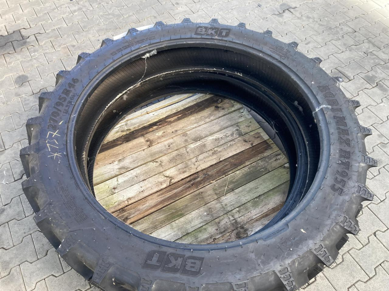 BKT 270/95R46 - Guma za Poljoprivredni strojevi: slika BKT 270/95R46 - Guma za Poljoprivredni strojevi BKT 270/95R46 - Guma za Poljoprivredni strojevi: slika BKT 270/95R46 - Guma za Poljoprivredni strojevi