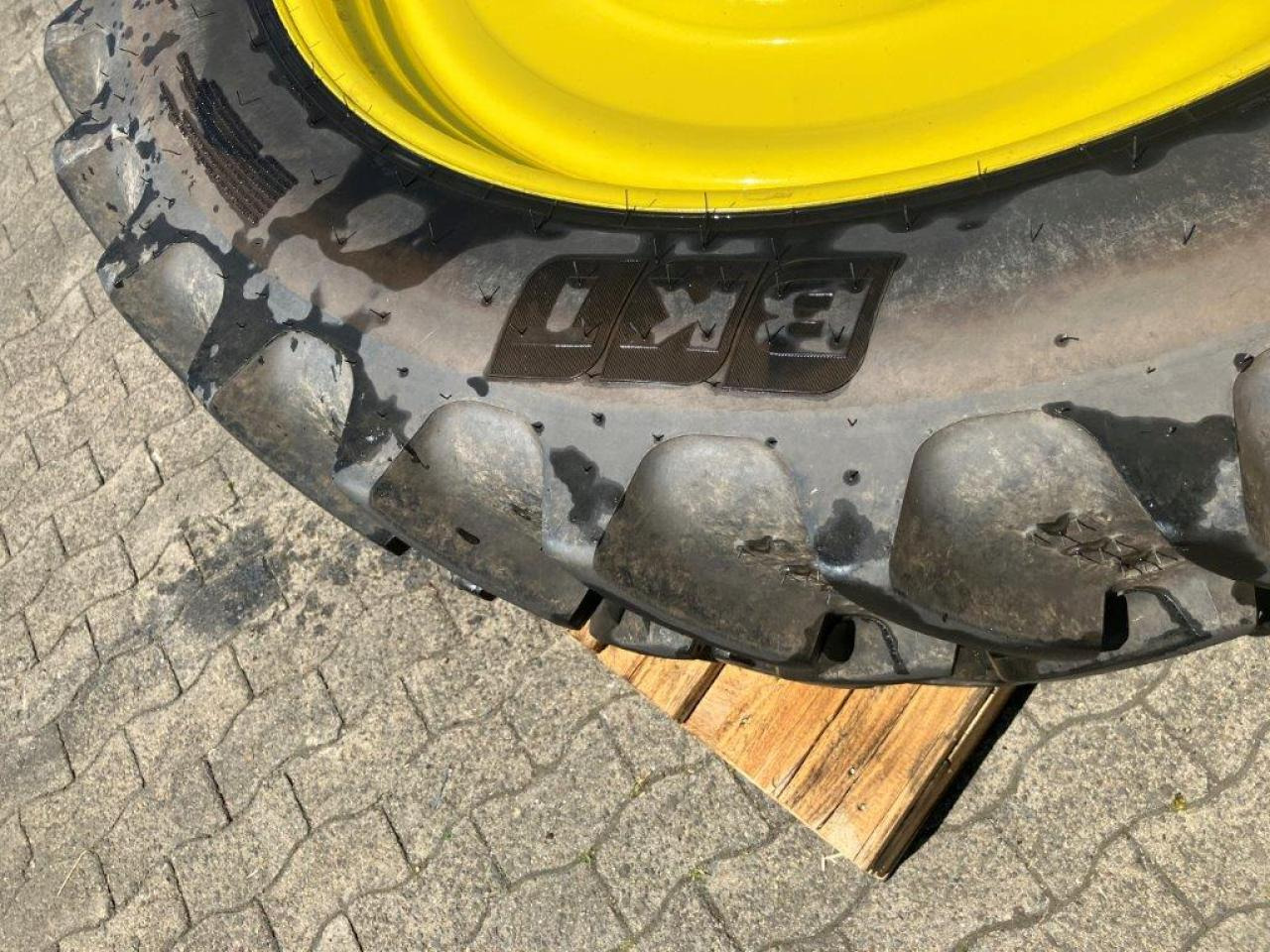 BKT 320/90R42 - Guma za Poljoprivredni strojevi: slika BKT 320/90R42 - Guma za Poljoprivredni strojevi BKT 320/90R42 - Guma za Poljoprivredni strojevi: slika BKT 320/90R42 - Guma za Poljoprivredni strojevi