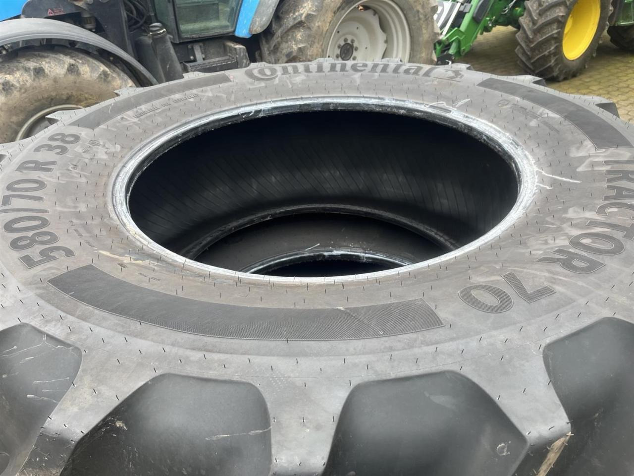 Continental 580/70R38 - Guma za Poljoprivredni strojevi: slika Continental 580/70R38 - Guma za Poljoprivredni strojevi Continental 580/70R38 - Guma za Poljoprivredni strojevi: slika Continental 580/70R38 - Guma za Poljoprivredni strojevi