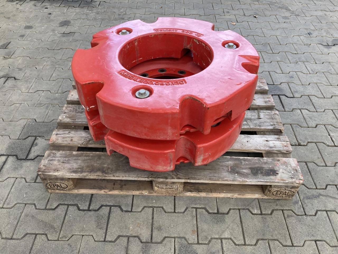 Fendt 2x 300 kg - Protuuteg: slika Fendt 2x 300 kg - Protuuteg Fendt 2x 300 kg - Protuuteg: slika Fendt 2x 300 kg - Protuuteg