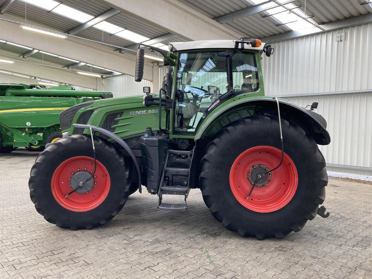 Fendt 933 Vario Profi Plus - Traktor: slika Fendt 933 Vario Profi Plus - Traktor Fendt 933 Vario Profi Plus - Traktor: slika Fendt 933 Vario Profi Plus - Traktor