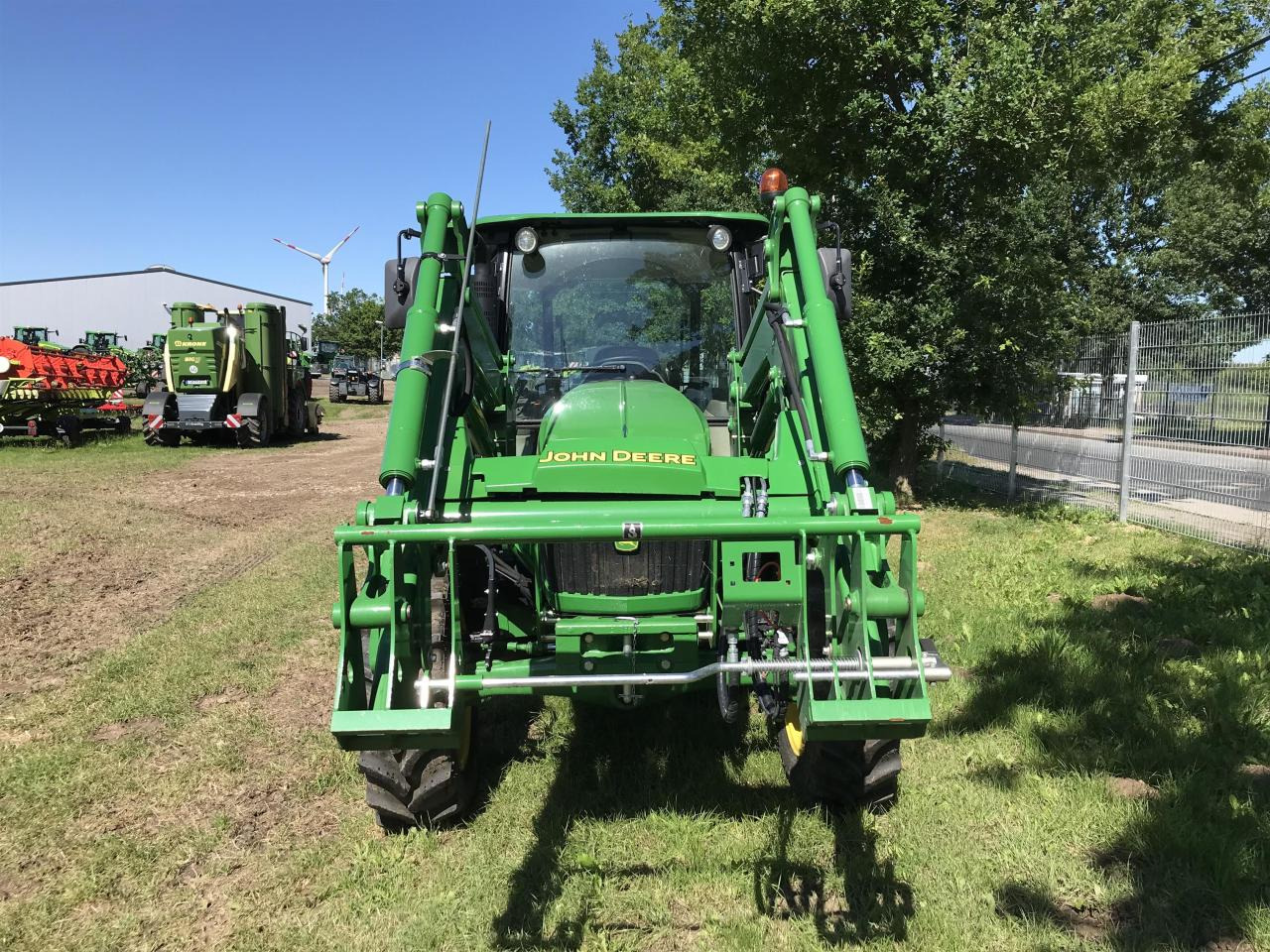 John Deere 5075E - Traktor: slika John Deere 5075E - Traktor John Deere 5075E - Traktor: slika John Deere 5075E - Traktor