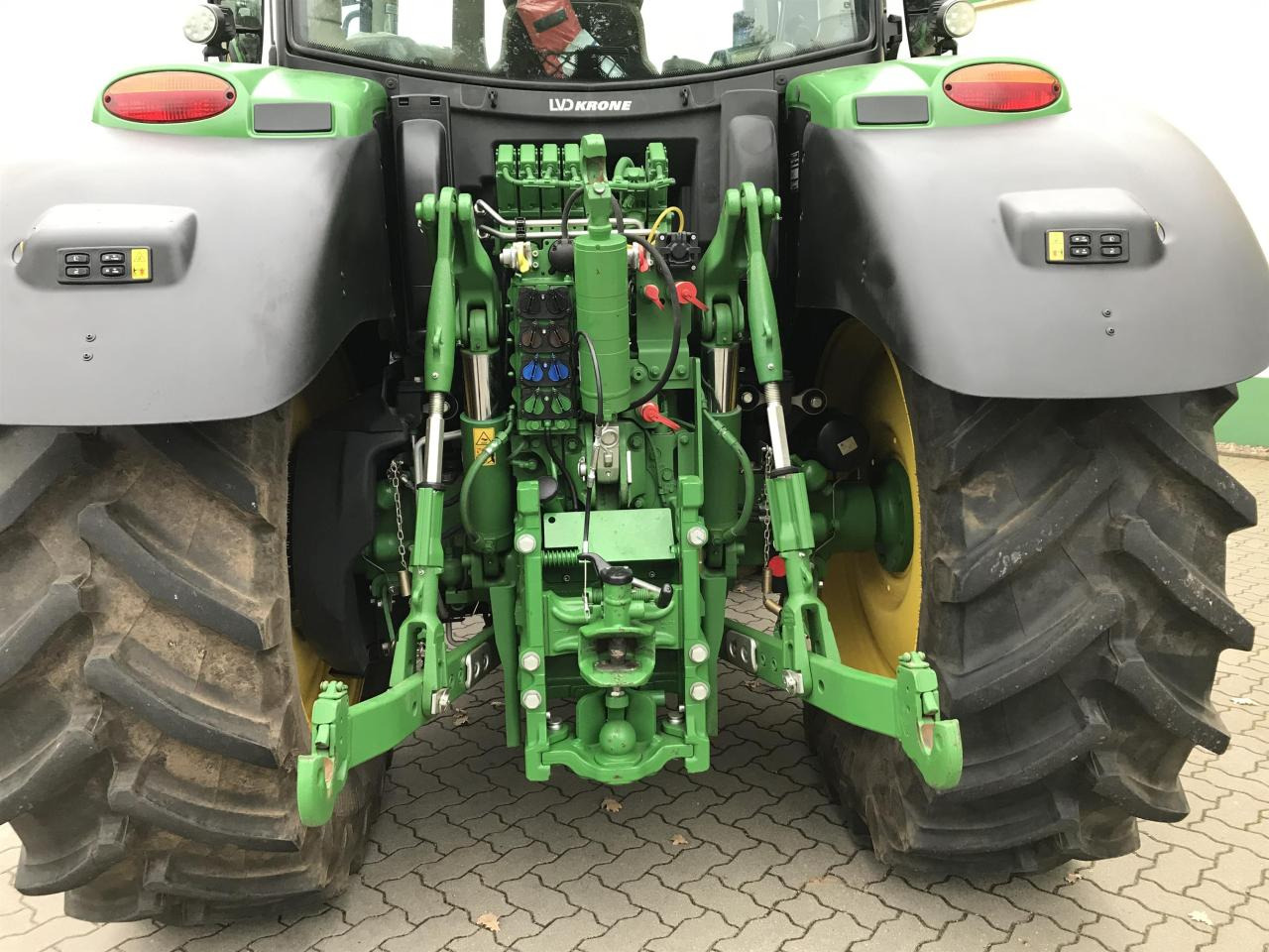 John Deere 6R 155 - Traktor: slika John Deere 6R 155 - Traktor John Deere 6R 155 - Traktor: slika John Deere 6R 155 - Traktor
