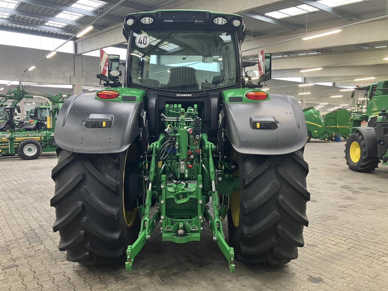 John Deere 6R 215 - Traktor: slika John Deere 6R 215 - Traktor John Deere 6R 215 - Traktor: slika John Deere 6R 215 - Traktor