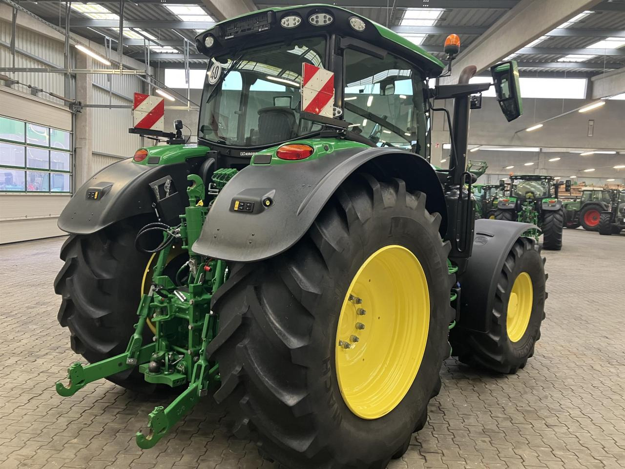John Deere 6R 215 - Traktor: slika John Deere 6R 215 - Traktor John Deere 6R 215 - Traktor: slika John Deere 6R 215 - Traktor