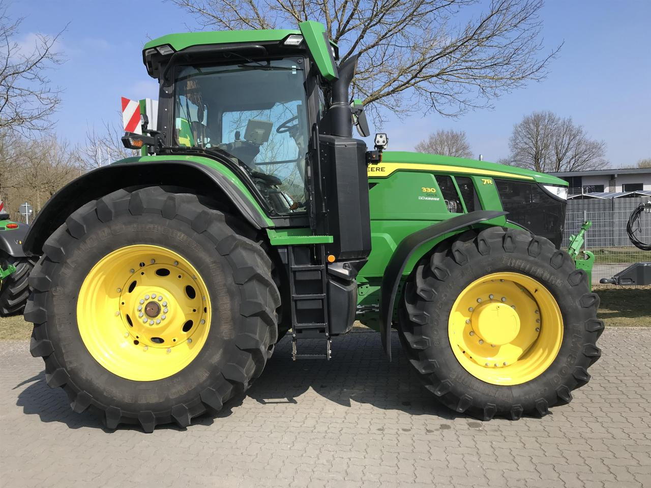 John Deere 7R 330 - Traktor: slika John Deere 7R 330 - Traktor John Deere 7R 330 - Traktor: slika John Deere 7R 330 - Traktor