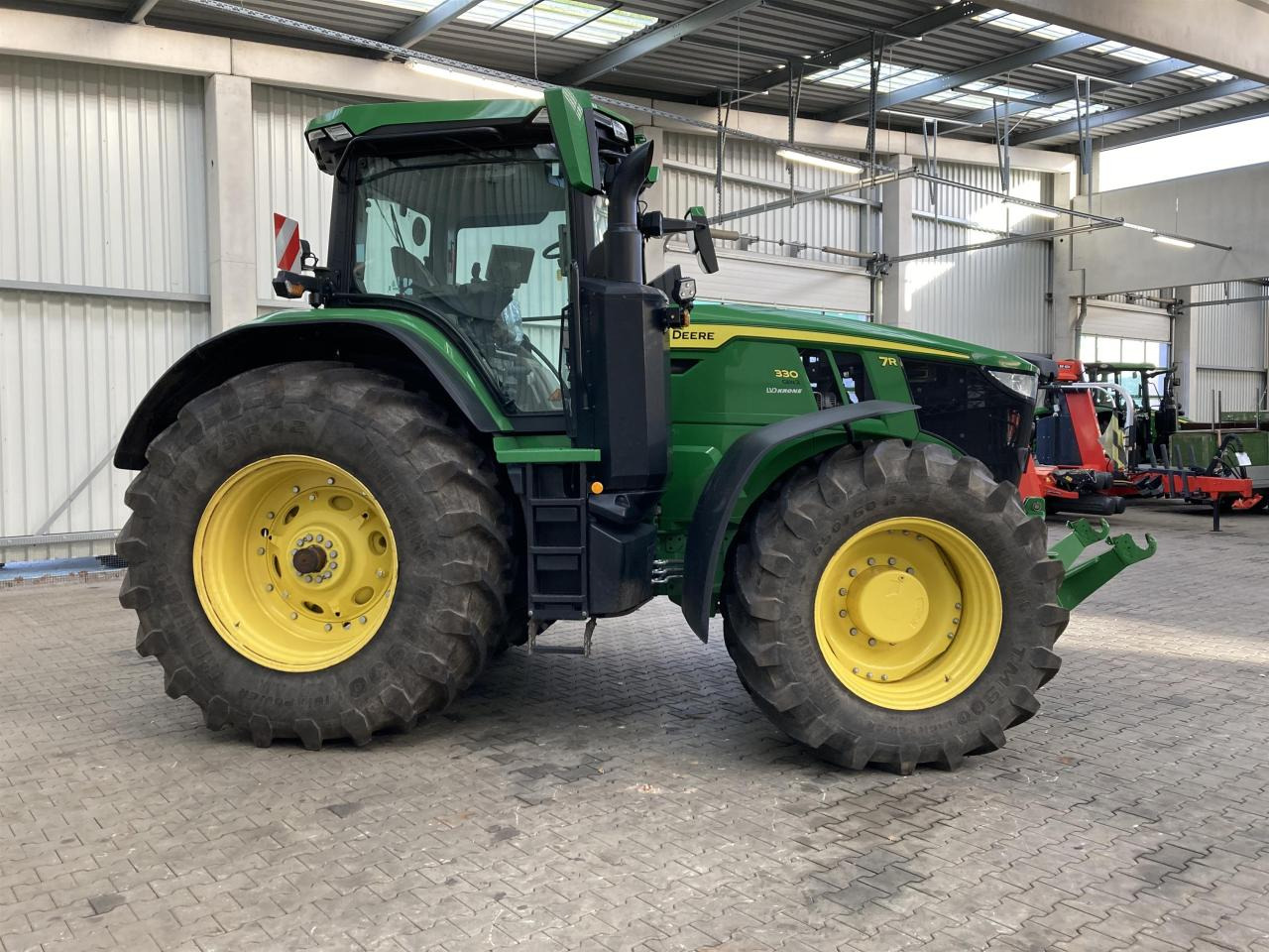 John Deere 7R 330 - Traktor: slika John Deere 7R 330 - Traktor John Deere 7R 330 - Traktor: slika John Deere 7R 330 - Traktor