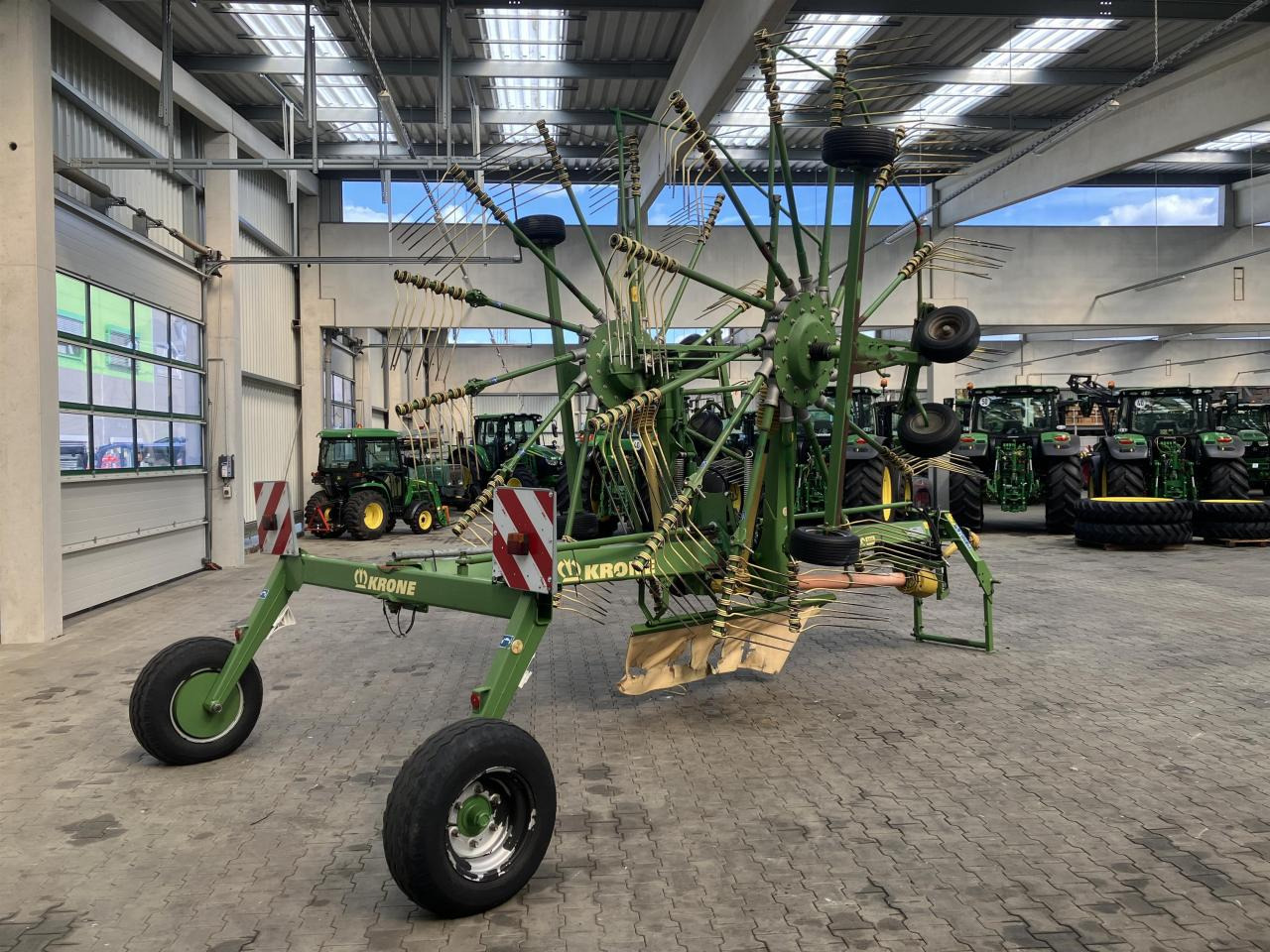 Krone SWADRO 900 - Prevrtač sijena/ Grabulje: slika Krone SWADRO 900 - Prevrtač sijena/ Grabulje Krone SWADRO 900 - Prevrtač sijena/ Grabulje: slika Krone SWADRO 900 - Prevrtač sijena/ Grabulje
