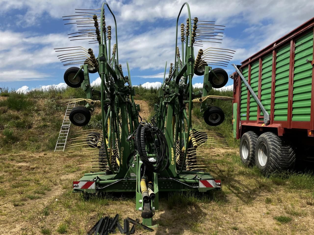 Krone Swadro 1400 Plus - Prevrtač sijena/ Grabulje: slika Krone Swadro 1400 Plus - Prevrtač sijena/ Grabulje Krone Swadro 1400 Plus - Prevrtač sijena/ Grabulje: slika Krone Swadro 1400 Plus - Prevrtač sijena/ Grabulje
