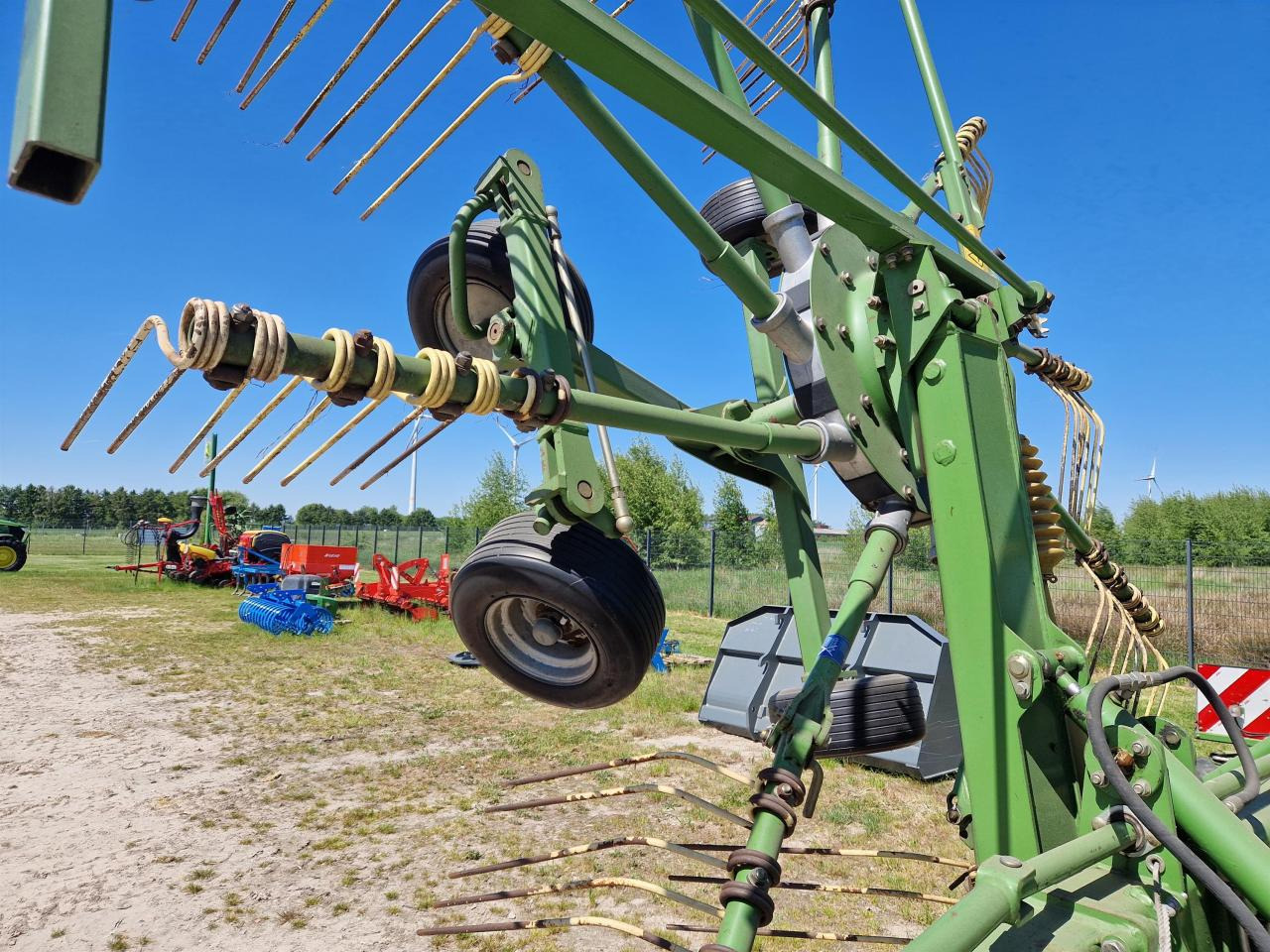 Krone Swadro 807 - Prevrtač sijena/ Grabulje: slika Krone Swadro 807 - Prevrtač sijena/ Grabulje Krone Swadro 807 - Prevrtač sijena/ Grabulje: slika Krone Swadro 807 - Prevrtač sijena/ Grabulje