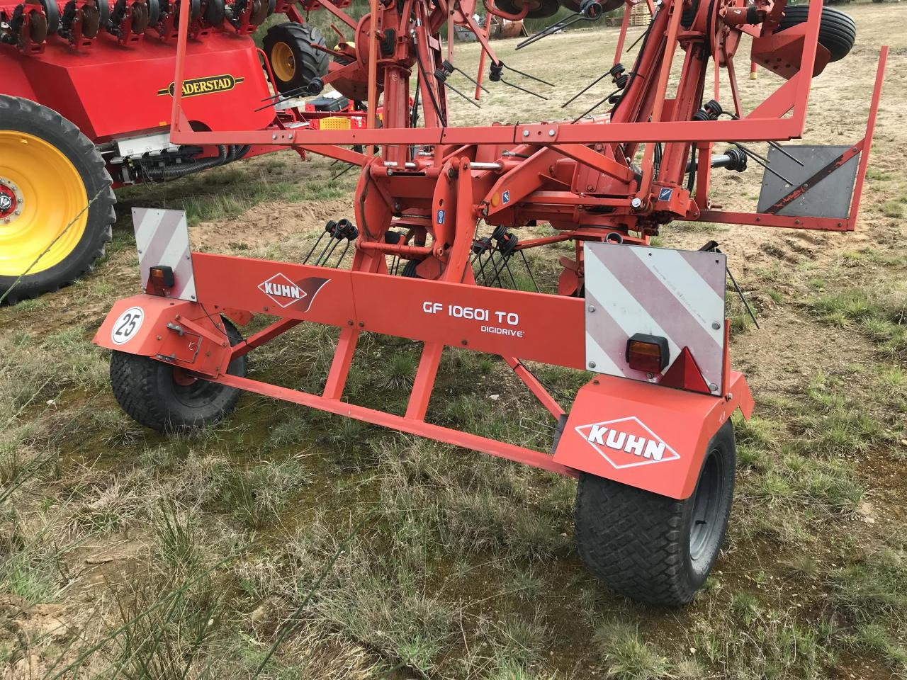 Kuhn GF 10601TO - Prevrtač sijena/ Grabulje: slika Kuhn GF 10601TO - Prevrtač sijena/ Grabulje Kuhn GF 10601TO - Prevrtač sijena/ Grabulje: slika Kuhn GF 10601TO - Prevrtač sijena/ Grabulje