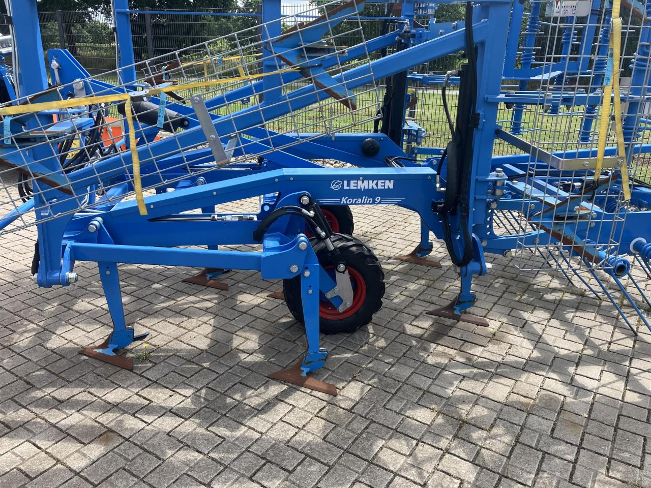 Lemken Koralin 9/660 K - Kultivator: slika Lemken Koralin 9/660 K - Kultivator Lemken Koralin 9/660 K - Kultivator: slika Lemken Koralin 9/660 K - Kultivator