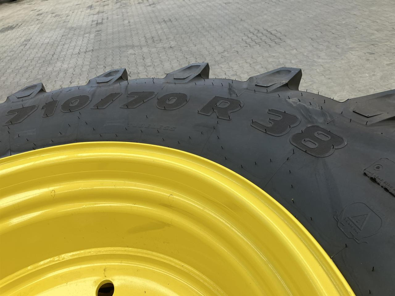 Trelleborg 710/70R38 - Guma za Poljoprivredni strojevi: slika Trelleborg 710/70R38 - Guma za Poljoprivredni strojevi Trelleborg 710/70R38 - Guma za Poljoprivredni strojevi: slika Trelleborg 710/70R38 - Guma za Poljoprivredni strojevi