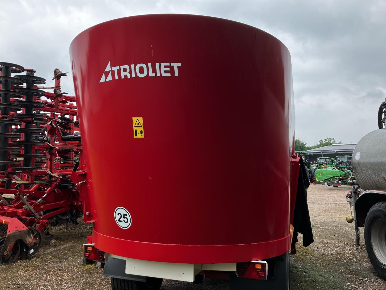 Trioliet Solomix 2 1800 ZK - Vagon-miješalica za krmivo: slika Trioliet Solomix 2 1800 ZK - Vagon-miješalica za krmivo Trioliet Solomix 2 1800 ZK - Vagon-miješalica za krmivo: slika Trioliet Solomix 2 1800 ZK - Vagon-miješalica za krmivo