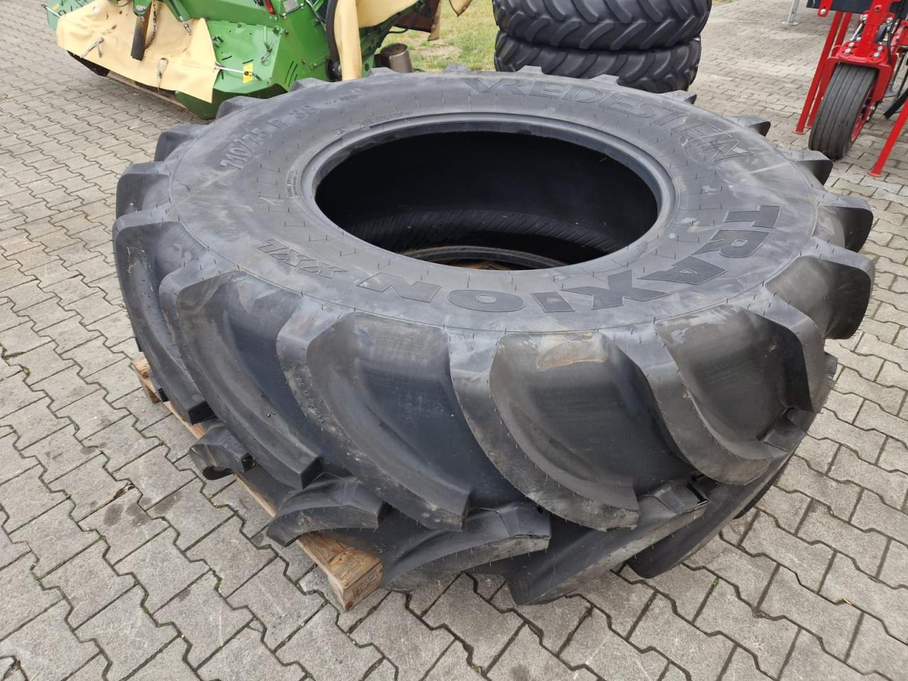 Vredestein 710/75R38 - Guma za Poljoprivredni strojevi: slika Vredestein 710/75R38 - Guma za Poljoprivredni strojevi Vredestein 710/75R38 - Guma za Poljoprivredni strojevi: slika Vredestein 710/75R38 - Guma za Poljoprivredni strojevi