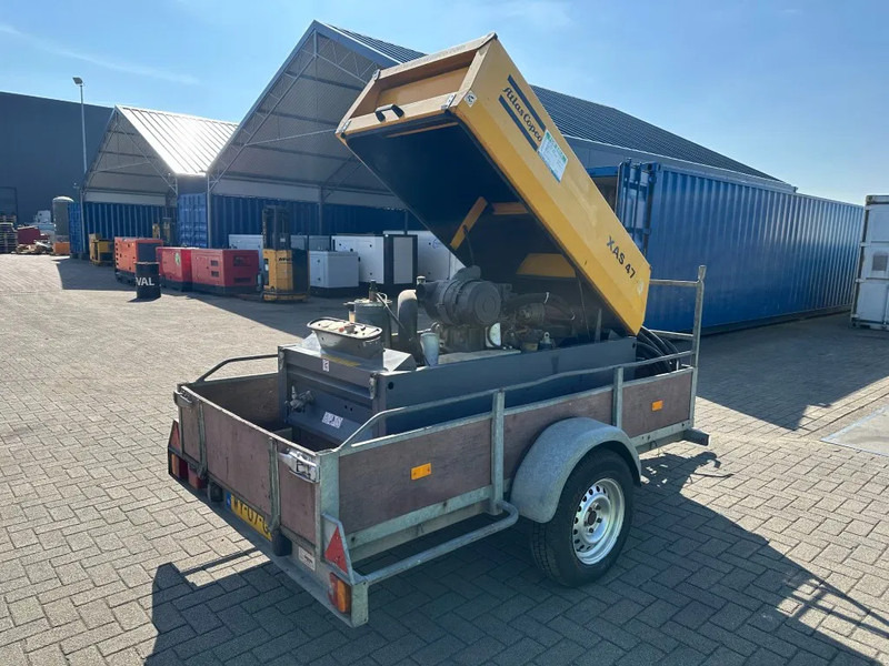 Atlas-Copco XAS 47 DD Deutz 2.6 m3 / min 7 Bar 21 kW Mobiele Diesel Compressor op aanhanger - Zračni kompresor: slika Atlas-Copco XAS 47 DD Deutz 2.6 m3 / min 7 Bar 21 kW Mobiele Diesel Compressor op aanhanger - Zračni kompresor Atlas-Copco XAS 47 DD Deutz 2.6 m3 / min 7 Bar 21 kW Mobiele Diesel Compressor op aanhanger - Zračni kompresor: slika Atlas-Copco XAS 47 DD Deutz 2.6 m3 / min 7 Bar 21 kW Mobiele Diesel Compressor op aanhanger - Zračni kompresor