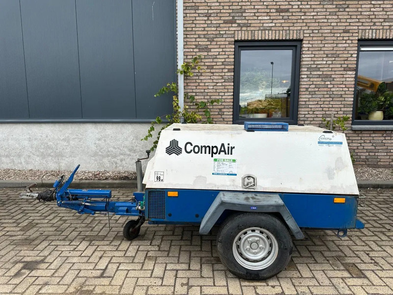 Compair H2180 Deutz 2.1 m3 / min 28 kW 7 Bar Mobiele Diesel Compressor met kenteken - Zračni kompresor: slika Compair H2180 Deutz 2.1 m3 / min 28 kW 7 Bar Mobiele Diesel Compressor met kenteken - Zračni kompresor Compair H2180 Deutz 2.1 m3 / min 28 kW 7 Bar Mobiele Diesel Compressor met kenteken - Zračni kompresor: slika Compair H2180 Deutz 2.1 m3 / min 28 kW 7 Bar Mobiele Diesel Compressor met kenteken - Zračni kompresor