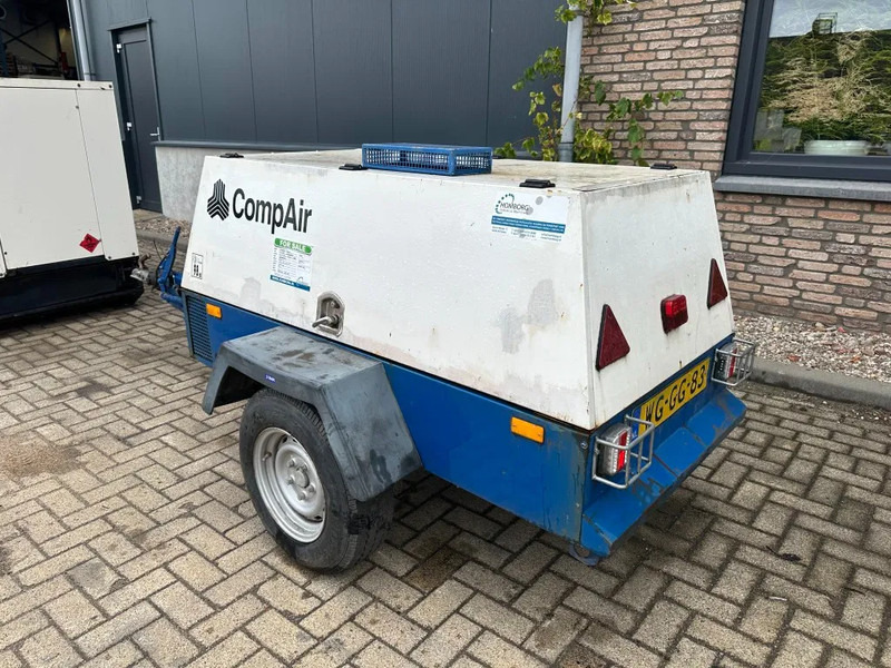 Compair H2180 Deutz 2.1 m3 / min 28 kW 7 Bar Mobiele Diesel Compressor met kenteken - Zračni kompresor: slika Compair H2180 Deutz 2.1 m3 / min 28 kW 7 Bar Mobiele Diesel Compressor met kenteken - Zračni kompresor Compair H2180 Deutz 2.1 m3 / min 28 kW 7 Bar Mobiele Diesel Compressor met kenteken - Zračni kompresor: slika Compair H2180 Deutz 2.1 m3 / min 28 kW 7 Bar Mobiele Diesel Compressor met kenteken - Zračni kompresor