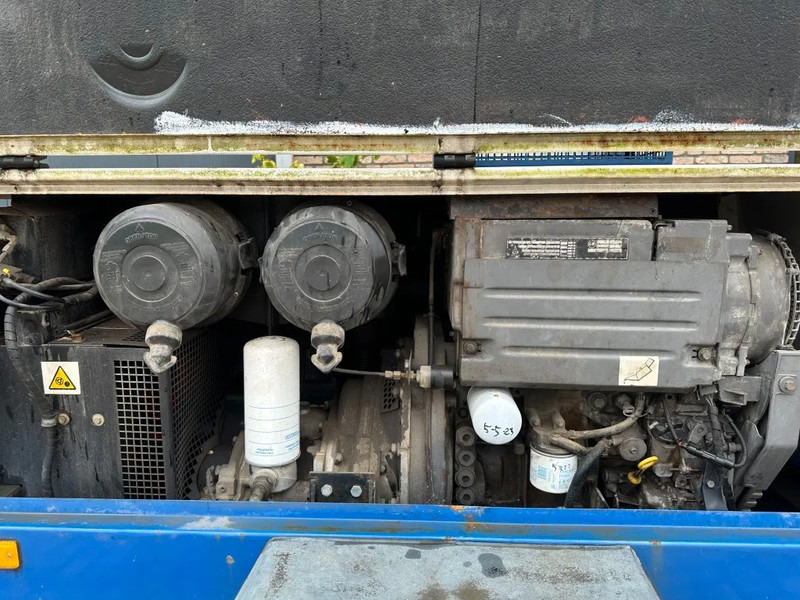 Compair H2180 Deutz 2.1 m3 / min 28 kW 7 Bar Mobiele Diesel Compressor met kenteken - Zračni kompresor: slika Compair H2180 Deutz 2.1 m3 / min 28 kW 7 Bar Mobiele Diesel Compressor met kenteken - Zračni kompresor Compair H2180 Deutz 2.1 m3 / min 28 kW 7 Bar Mobiele Diesel Compressor met kenteken - Zračni kompresor: slika Compair H2180 Deutz 2.1 m3 / min 28 kW 7 Bar Mobiele Diesel Compressor met kenteken - Zračni kompresor