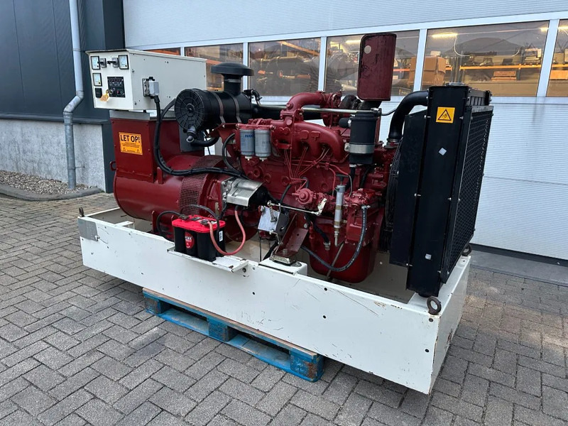 Iveco 8061 SI 07.05 A 550 Marelli 100 kVA noodstroom generatorset - Generatorski set: slika Iveco 8061 SI 07.05 A 550 Marelli 100 kVA noodstroom generatorset - Generatorski set Iveco 8061 SI 07.05 A 550 Marelli 100 kVA noodstroom generatorset - Generatorski set: slika Iveco 8061 SI 07.05 A 550 Marelli 100 kVA noodstroom generatorset - Generatorski set
