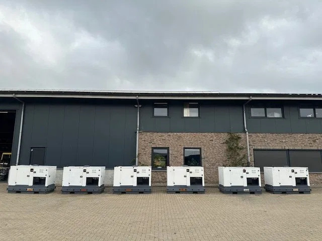 Generatorski set Iveco FPT F32 AM1A Leroy Somer 32 kVA Silent generatorset 667 hours !: slika Generatorski set Iveco FPT F32 AM1A Leroy Somer 32 kVA Silent generatorset 667 hours !