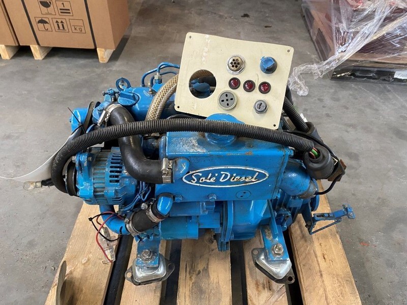 Mitsubishi Solé L2E 11 PK diesel marine motor met keerkoppeling - Motor: slika Mitsubishi Solé L2E 11 PK diesel marine motor met keerkoppeling - Motor Mitsubishi Solé L2E 11 PK diesel marine motor met keerkoppeling - Motor: slika Mitsubishi Solé L2E 11 PK diesel marine motor met keerkoppeling - Motor