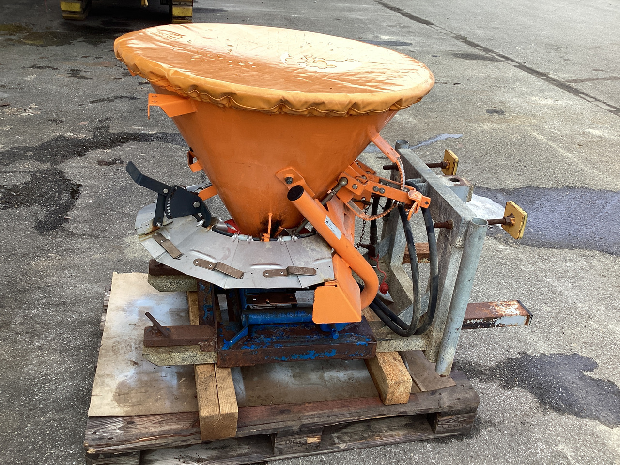 Rauch SA121R Typ4 - Posipač pijeska/ Soli: slika Rauch SA121R Typ4 - Posipač pijeska/ Soli Rauch SA121R Typ4 - Posipač pijeska/ Soli: slika Rauch SA121R Typ4 - Posipač pijeska/ Soli