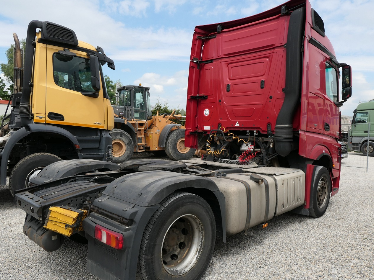 Tegljač Mercedes Benz Actros 1845: slika Tegljač Mercedes Benz Actros 1845 Tegljač Mercedes Benz Actros 1845: slika Tegljač Mercedes Benz Actros 1845