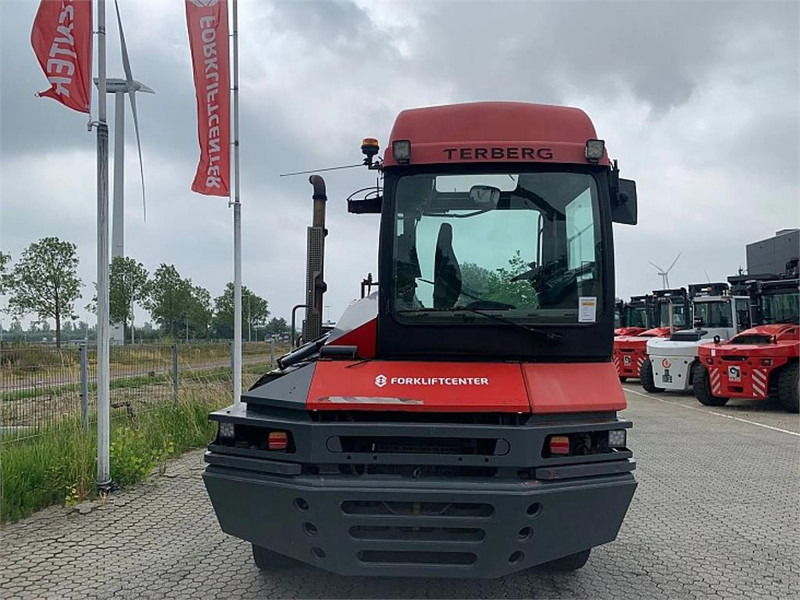 Terberg RT222 4x4 - Terminalni traktor: slika Terberg RT222 4x4 - Terminalni traktor Terberg RT222 4x4 - Terminalni traktor: slika Terberg RT222 4x4 - Terminalni traktor
