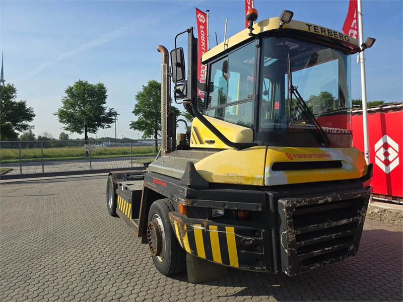 Terberg RT223 4x4 - Terminalni traktor: slika Terberg RT223 4x4 - Terminalni traktor Terberg RT223 4x4 - Terminalni traktor: slika Terberg RT223 4x4 - Terminalni traktor