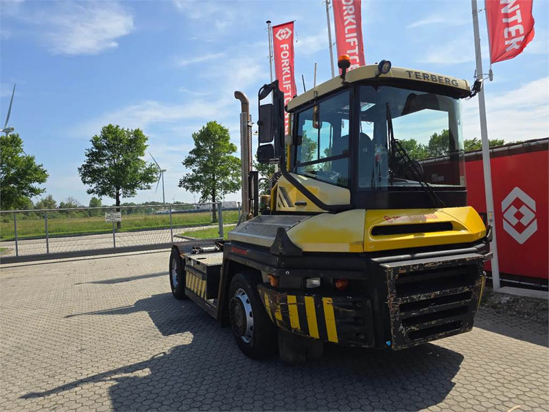 Terberg RT223 4x4 - Terminalni traktor: slika Terberg RT223 4x4 - Terminalni traktor Terberg RT223 4x4 - Terminalni traktor: slika Terberg RT223 4x4 - Terminalni traktor