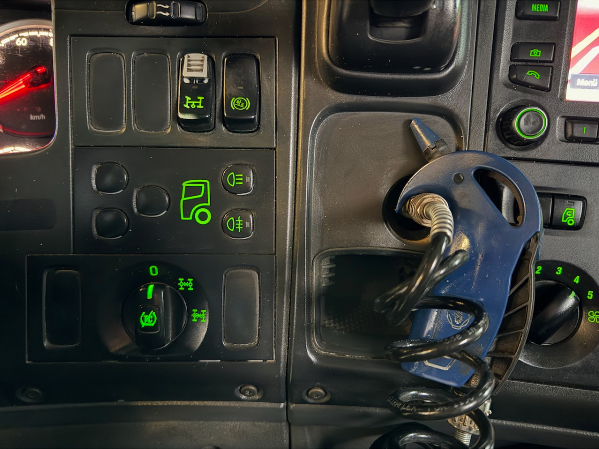 Kamion s kukastom dizalicom SCANIA R450: slika Kamion s kukastom dizalicom SCANIA R450