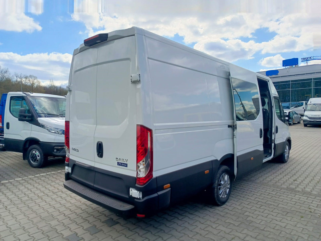 IVECO Daily 35 180 7-Sitzer - Putnički kombi, Dostavno vozilo s dvostrukom kabinom: slika IVECO Daily 35 180 7-Sitzer - Putnički kombi, Dostavno vozilo s dvostrukom kabinom IVECO Daily 35 180 7-Sitzer - Putnički kombi, Dostavno vozilo s dvostrukom kabinom: slika IVECO Daily 35 180 7-Sitzer - Putnički kombi, Dostavno vozilo s dvostrukom kabinom