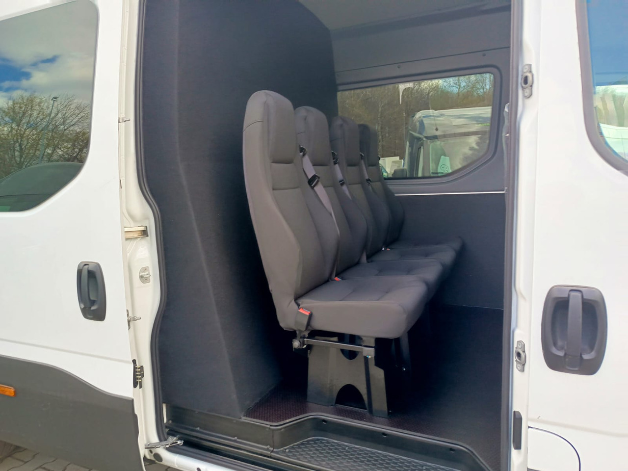 IVECO Daily 35 180 7-Sitzer - Putnički kombi, Dostavno vozilo s dvostrukom kabinom: slika IVECO Daily 35 180 7-Sitzer - Putnički kombi, Dostavno vozilo s dvostrukom kabinom IVECO Daily 35 180 7-Sitzer - Putnički kombi, Dostavno vozilo s dvostrukom kabinom: slika IVECO Daily 35 180 7-Sitzer - Putnički kombi, Dostavno vozilo s dvostrukom kabinom