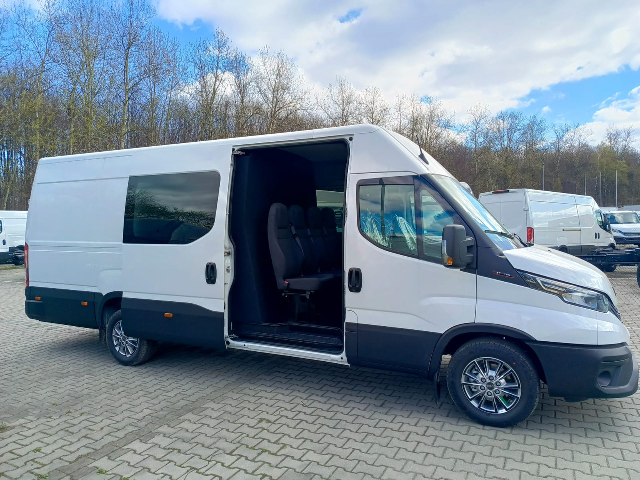 IVECO Daily 35 180 7-Sitzer - Putnički kombi, Dostavno vozilo s dvostrukom kabinom: slika IVECO Daily 35 180 7-Sitzer - Putnički kombi, Dostavno vozilo s dvostrukom kabinom IVECO Daily 35 180 7-Sitzer - Putnički kombi, Dostavno vozilo s dvostrukom kabinom: slika IVECO Daily 35 180 7-Sitzer - Putnički kombi, Dostavno vozilo s dvostrukom kabinom