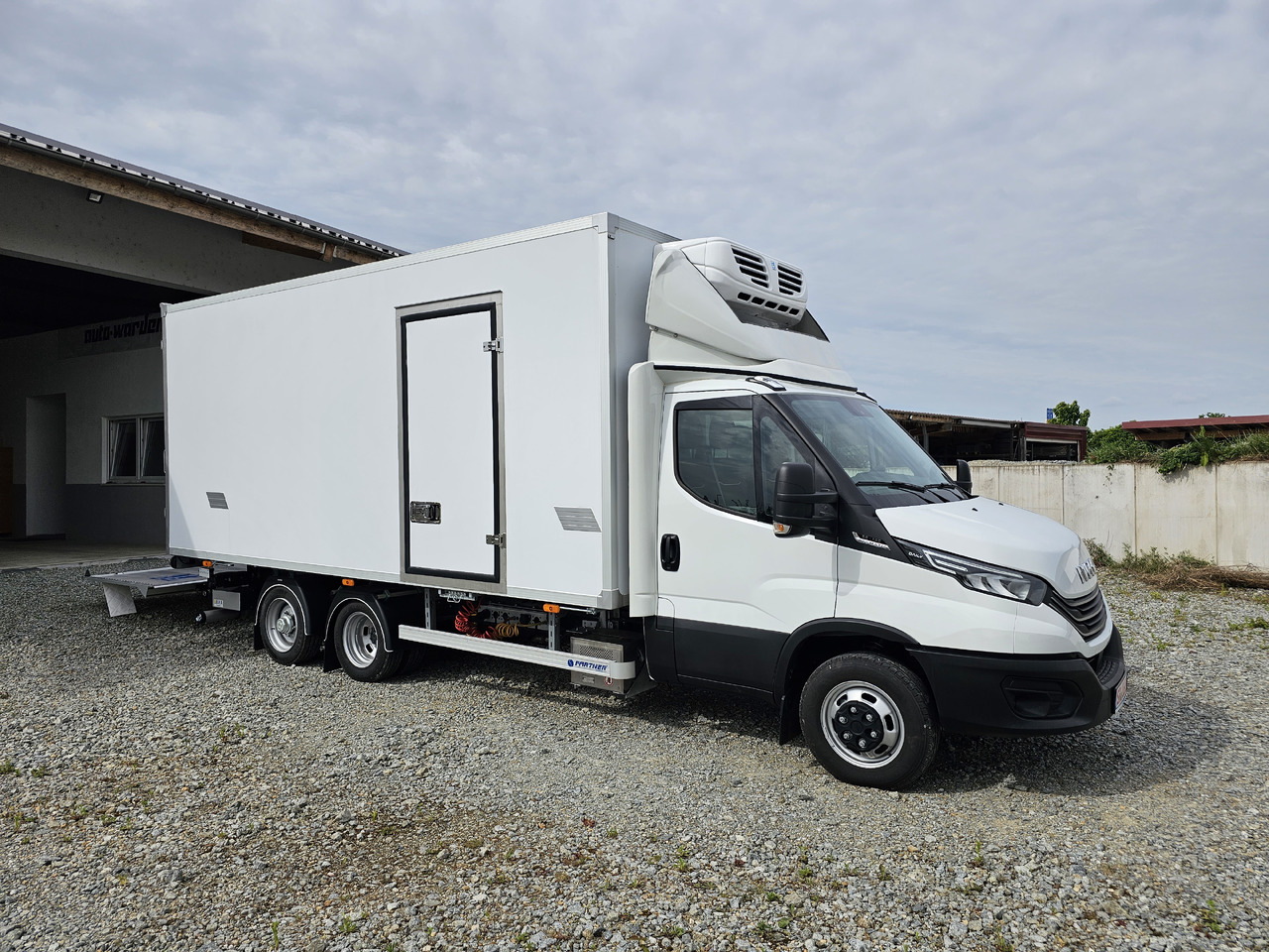 IVECO Daily BE-Truck 35S18H A8 180 PS Kühlkoffer 7.000kg Gesamtgewicht - Kamion hladnjača: slika IVECO Daily BE-Truck 35S18H A8 180 PS Kühlkoffer 7.000kg Gesamtgewicht - Kamion hladnjača IVECO Daily BE-Truck 35S18H A8 180 PS Kühlkoffer 7.000kg Gesamtgewicht - Kamion hladnjača: slika IVECO Daily BE-Truck 35S18H A8 180 PS Kühlkoffer 7.000kg Gesamtgewicht - Kamion hladnjača