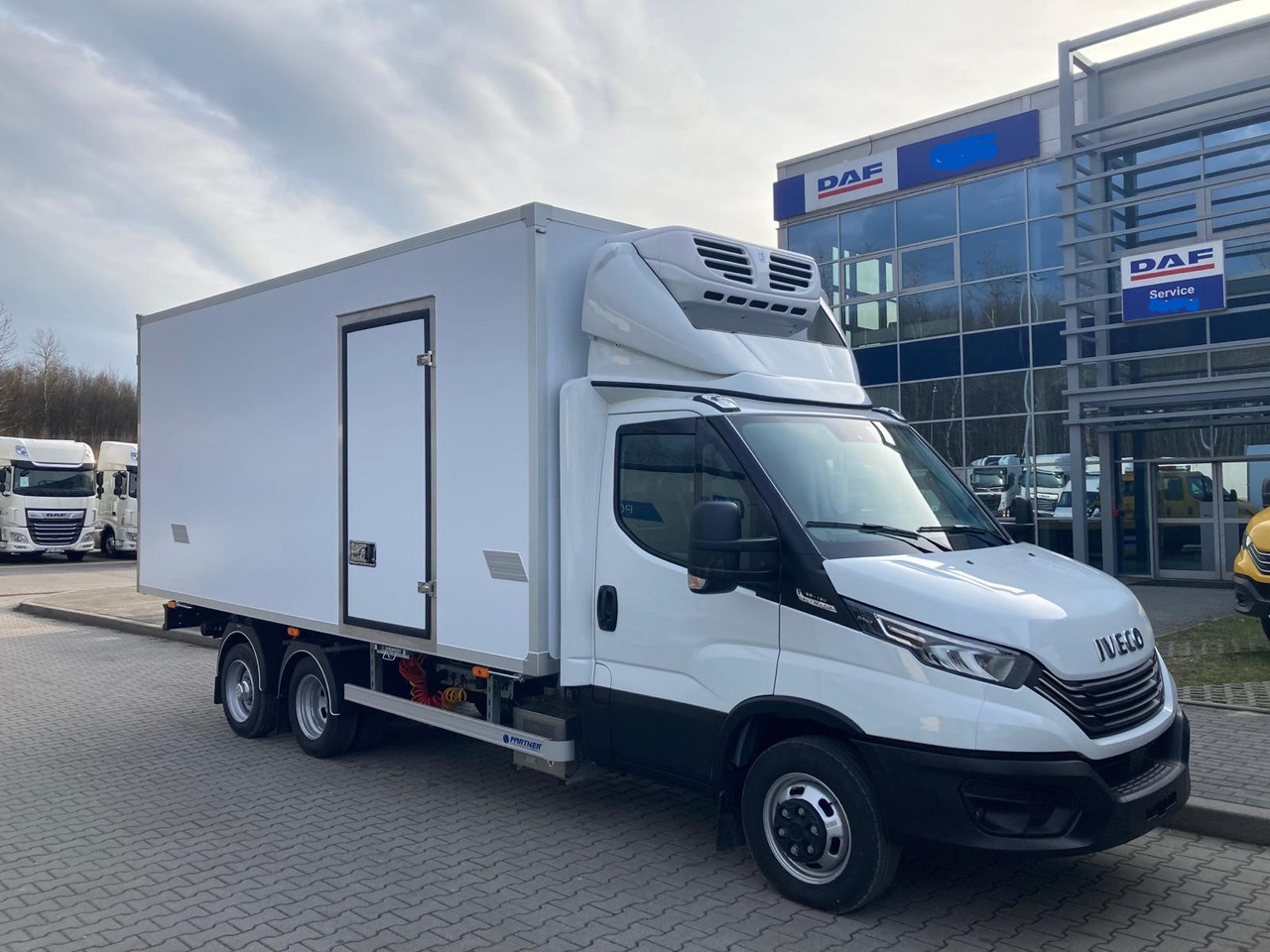 IVECO Daily BE-Truck 35S18H A8 180 PS Kühlkoffer 7.000kg Gesamtgewicht - Kamion hladnjača: slika IVECO Daily BE-Truck 35S18H A8 180 PS Kühlkoffer 7.000kg Gesamtgewicht - Kamion hladnjača IVECO Daily BE-Truck 35S18H A8 180 PS Kühlkoffer 7.000kg Gesamtgewicht - Kamion hladnjača: slika IVECO Daily BE-Truck 35S18H A8 180 PS Kühlkoffer 7.000kg Gesamtgewicht - Kamion hladnjača