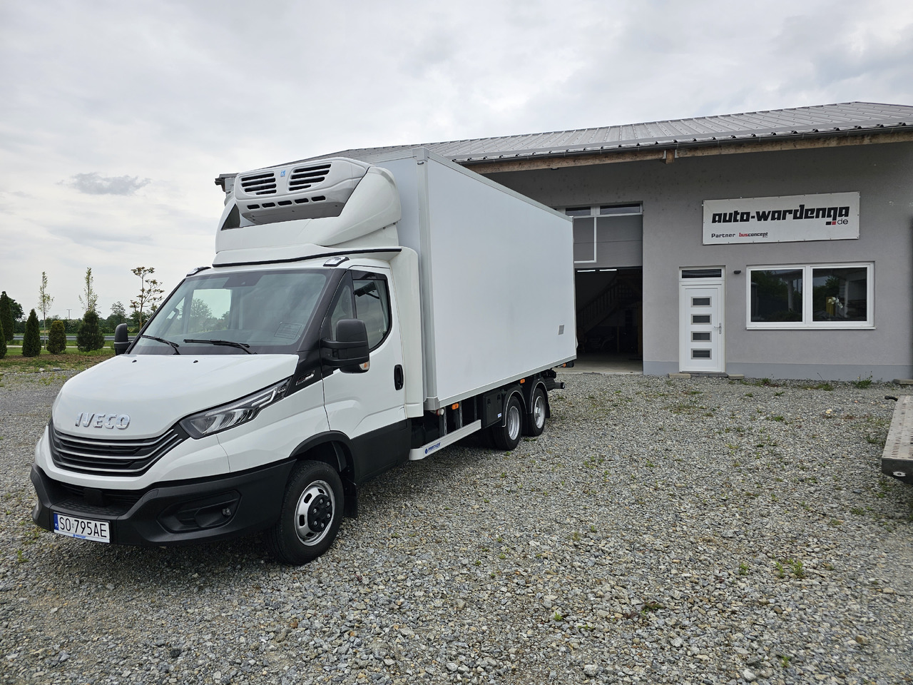 IVECO Daily BE-Truck 35S18H A8 180 PS Kühlkoffer 7.000kg Gesamtgewicht - Kamion hladnjača: slika IVECO Daily BE-Truck 35S18H A8 180 PS Kühlkoffer 7.000kg Gesamtgewicht - Kamion hladnjača IVECO Daily BE-Truck 35S18H A8 180 PS Kühlkoffer 7.000kg Gesamtgewicht - Kamion hladnjača: slika IVECO Daily BE-Truck 35S18H A8 180 PS Kühlkoffer 7.000kg Gesamtgewicht - Kamion hladnjača