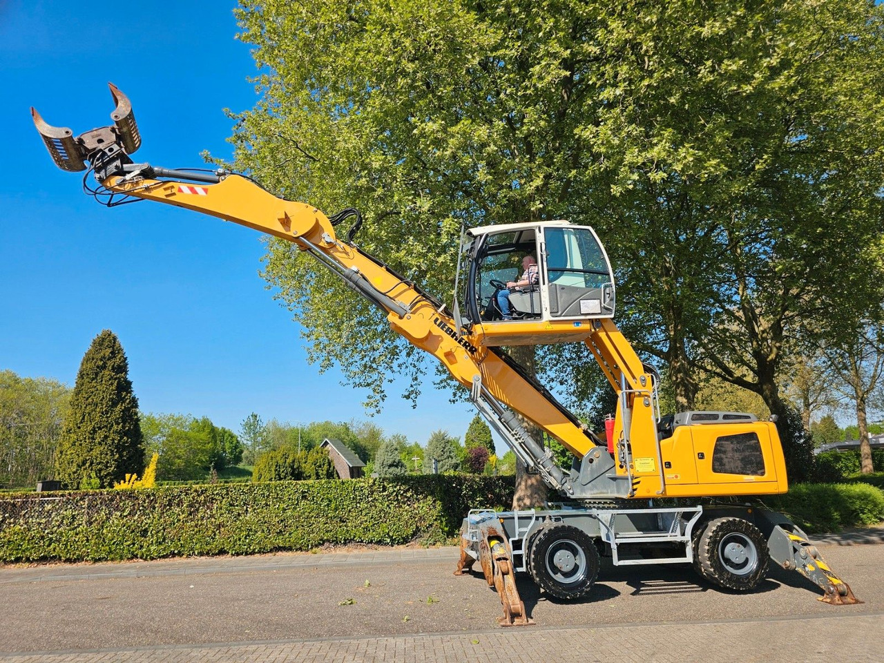 Liebherr LH 24M ( GK10 ) Mit Sortiergreifer - Bager na kotačima: slika Liebherr LH 24M ( GK10 ) Mit Sortiergreifer - Bager na kotačima Liebherr LH 24M ( GK10 ) Mit Sortiergreifer - Bager na kotačima: slika Liebherr LH 24M ( GK10 ) Mit Sortiergreifer - Bager na kotačima