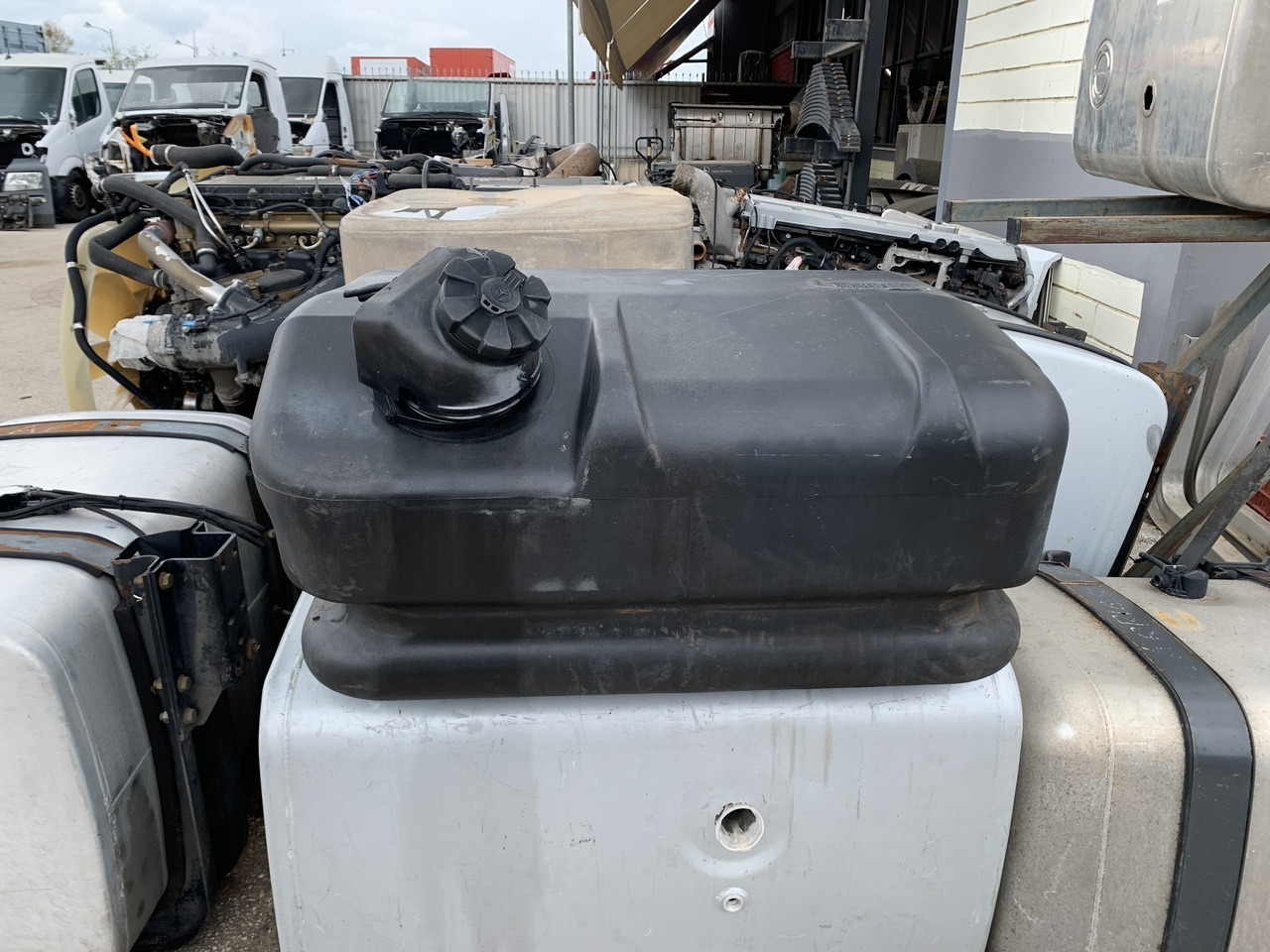 FUEL TANK ATEGO 180L - Spremnik goriva za Kamion: slika FUEL TANK ATEGO 180L - Spremnik goriva za Kamion FUEL TANK ATEGO 180L - Spremnik goriva za Kamion: slika FUEL TANK ATEGO 180L - Spremnik goriva za Kamion