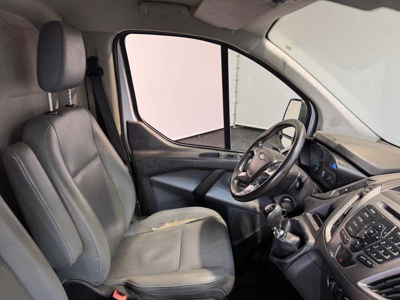 Interior photo 1: Mali kombi Ford Transit Custom 340 L2H1 130 PK imperiaal trekhaak Euro 6