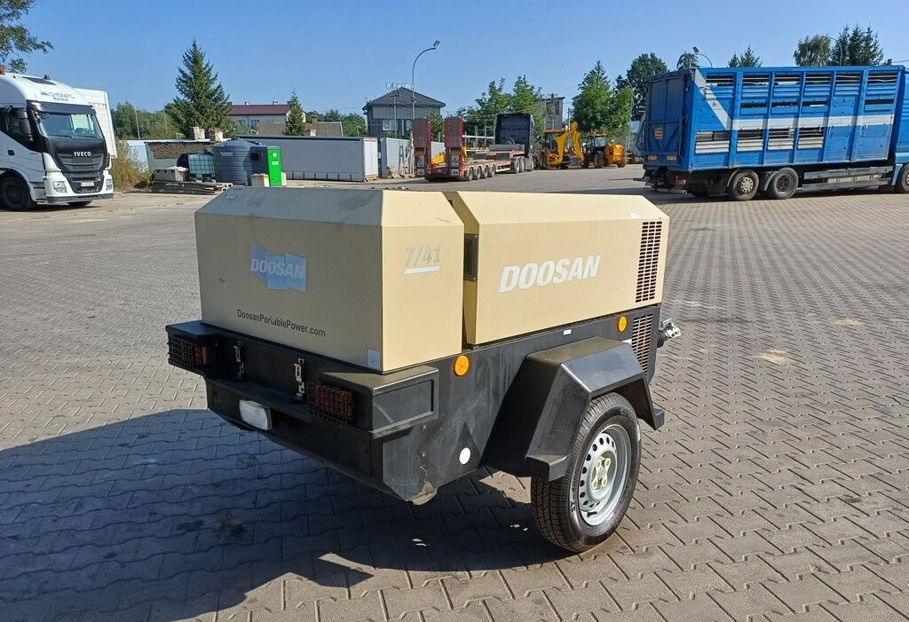 Doosan 741 - Zračni kompresor: slika Doosan 741 - Zračni kompresor Doosan 741 - Zračni kompresor: slika Doosan 741 - Zračni kompresor
