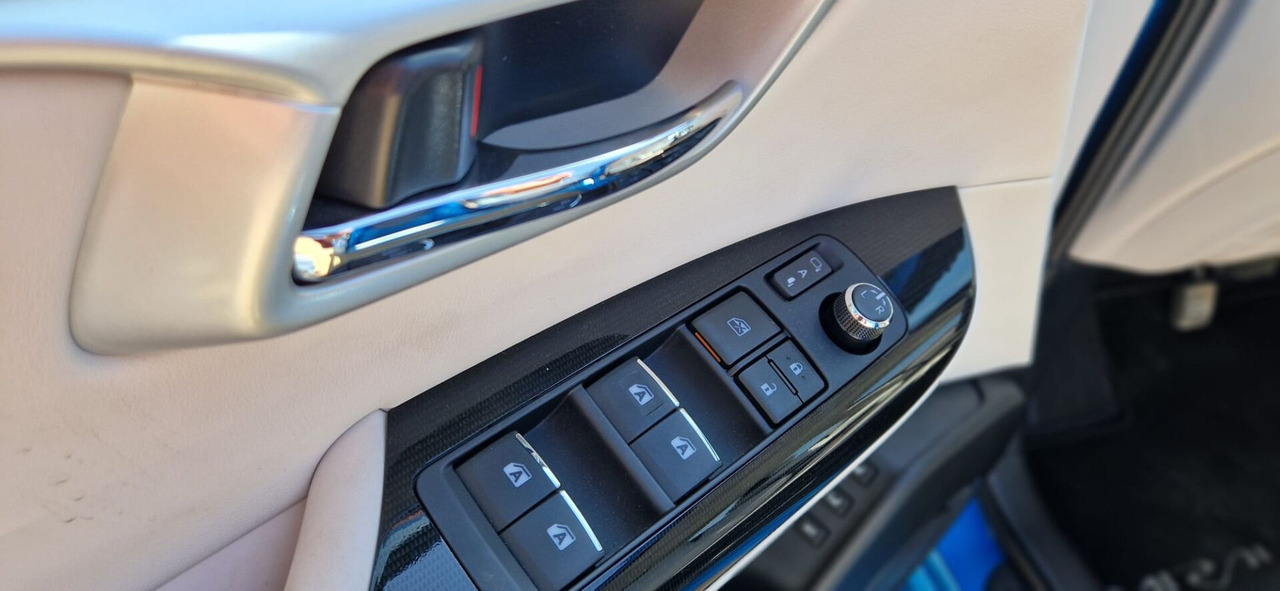 Limuzina Toyota Mirai: slika Limuzina Toyota Mirai