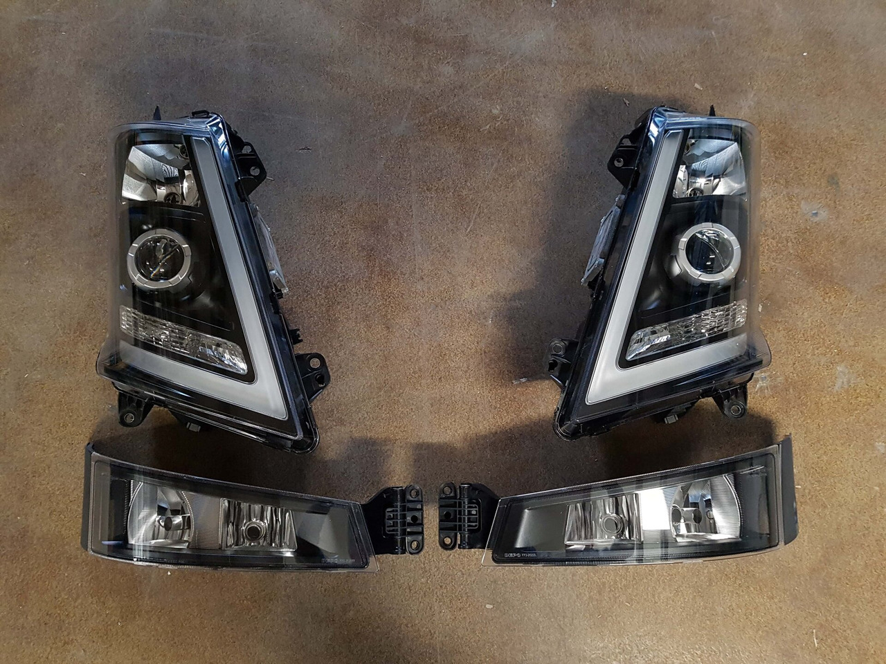 COMPLETE SET VOOR VOLVO FH4 (FH16 LOOK) DEPO XENON KOPLAMPEN + MISTLAMPEN LINKS EN RECHTS. 000126 - Maglenke za Kamion: slika COMPLETE SET VOOR VOLVO FH4 (FH16 LOOK) DEPO XENON KOPLAMPEN + MISTLAMPEN LINKS EN RECHTS. 000126 - Maglenke za Kamion COMPLETE SET VOOR VOLVO FH4 (FH16 LOOK) DEPO XENON KOPLAMPEN + MISTLAMPEN LINKS EN RECHTS. 000126 - Maglenke za Kamion: slika COMPLETE SET VOOR VOLVO FH4 (FH16 LOOK) DEPO XENON KOPLAMPEN + MISTLAMPEN LINKS EN RECHTS. 000126 - Maglenke za Kamion