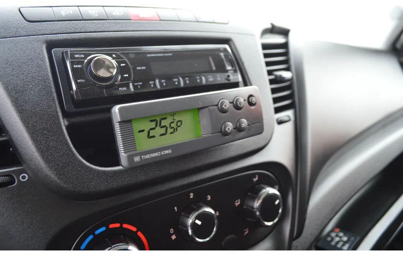 Dostavno vozilo hladnjača Iveco DAILY 60C15 60-150 TWO-CHAMBER REFRIGERATOR CONTAINER ISOTHERM F: slika Dostavno vozilo hladnjača Iveco DAILY 60C15 60-150 TWO-CHAMBER REFRIGERATOR CONTAINER ISOTHERM F