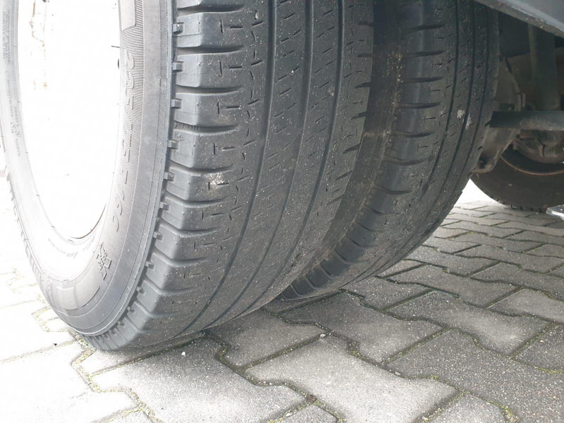 Dostavno vozilo hladnjača Iveco DAILY 60C15 60-150 TWO-CHAMBER REFRIGERATOR CONTAINER ISOTHERM F: slika Dostavno vozilo hladnjača Iveco DAILY 60C15 60-150 TWO-CHAMBER REFRIGERATOR CONTAINER ISOTHERM F