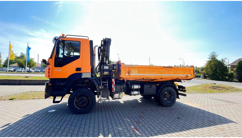 Iveco Trakker 360 EEV - 3 way tipper + crane - Kiper, Kamion s kranom: slika Iveco Trakker 360 EEV - 3 way tipper + crane - Kiper, Kamion s kranom Iveco Trakker 360 EEV - 3 way tipper + crane - Kiper, Kamion s kranom: slika Iveco Trakker 360 EEV - 3 way tipper + crane - Kiper, Kamion s kranom