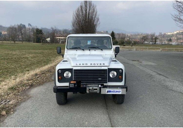 Land Rover Defender 110 - 2.2 Td4 4x4 Platós - Dostavno vozilo s ravnom platformom: slika Land Rover Defender 110 - 2.2 Td4 4x4 Platós - Dostavno vozilo s ravnom platformom Land Rover Defender 110 - 2.2 Td4 4x4 Platós - Dostavno vozilo s ravnom platformom: slika Land Rover Defender 110 - 2.2 Td4 4x4 Platós - Dostavno vozilo s ravnom platformom